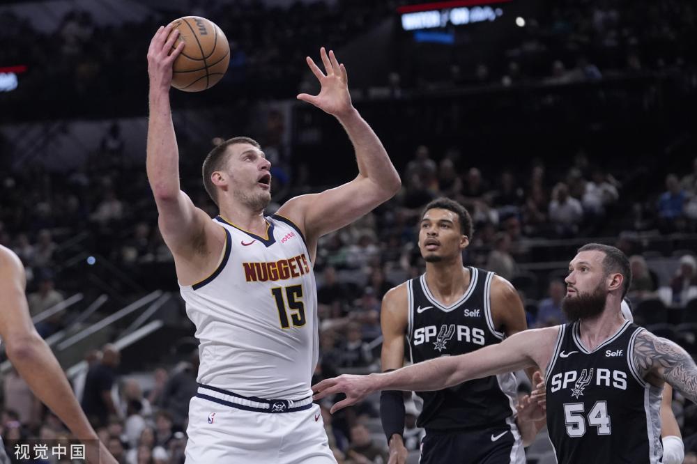 替补席上的 替补席上的